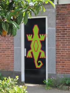 912939 Afbeelding van een gestileerde salamander op een tuindeur van het pand Pieter Bothstraat 24, aan de Abel ...